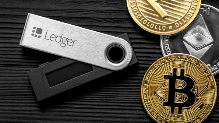  "Ledger" تكتشف شريحة مزروعة في محافظ مباعة عبر موزع